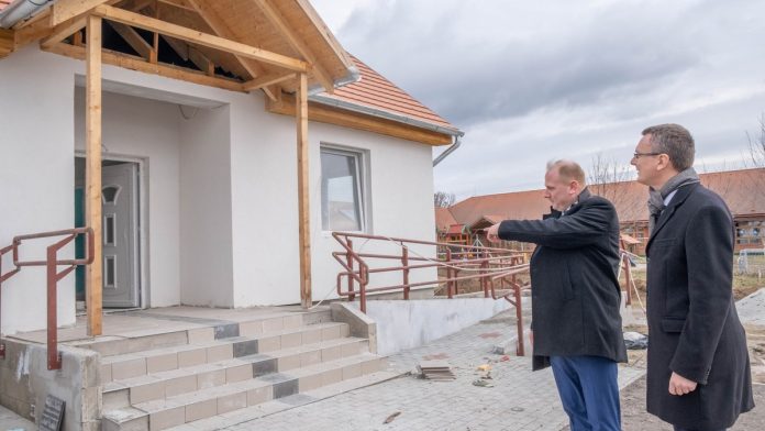 Szorcsik József polgármester és Rétvári Bence, a térség országgyűlési képviselője a felépült csörögi Civil Ház előtt