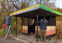 Kifestett egy buszmegállót Vácon a Magyar Kétfarkú Kutya Párt
