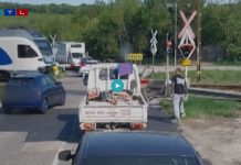 Az utolsó pillanatban kormányozta vissza a sínekről az autót egy sofőr a vácrátóti átjárónál